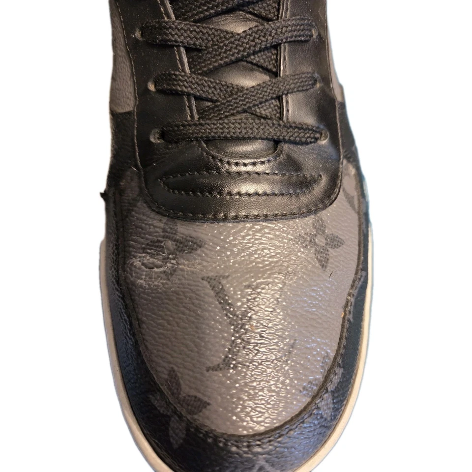 ZAPATILLAS BAJAS LOUIS VUITTON LV RIVOLI (UNISEX) EE. UU. PARA HOMBRE 9 EE. UU. MUJERES TALLA 10,5 Foto 4 de 4