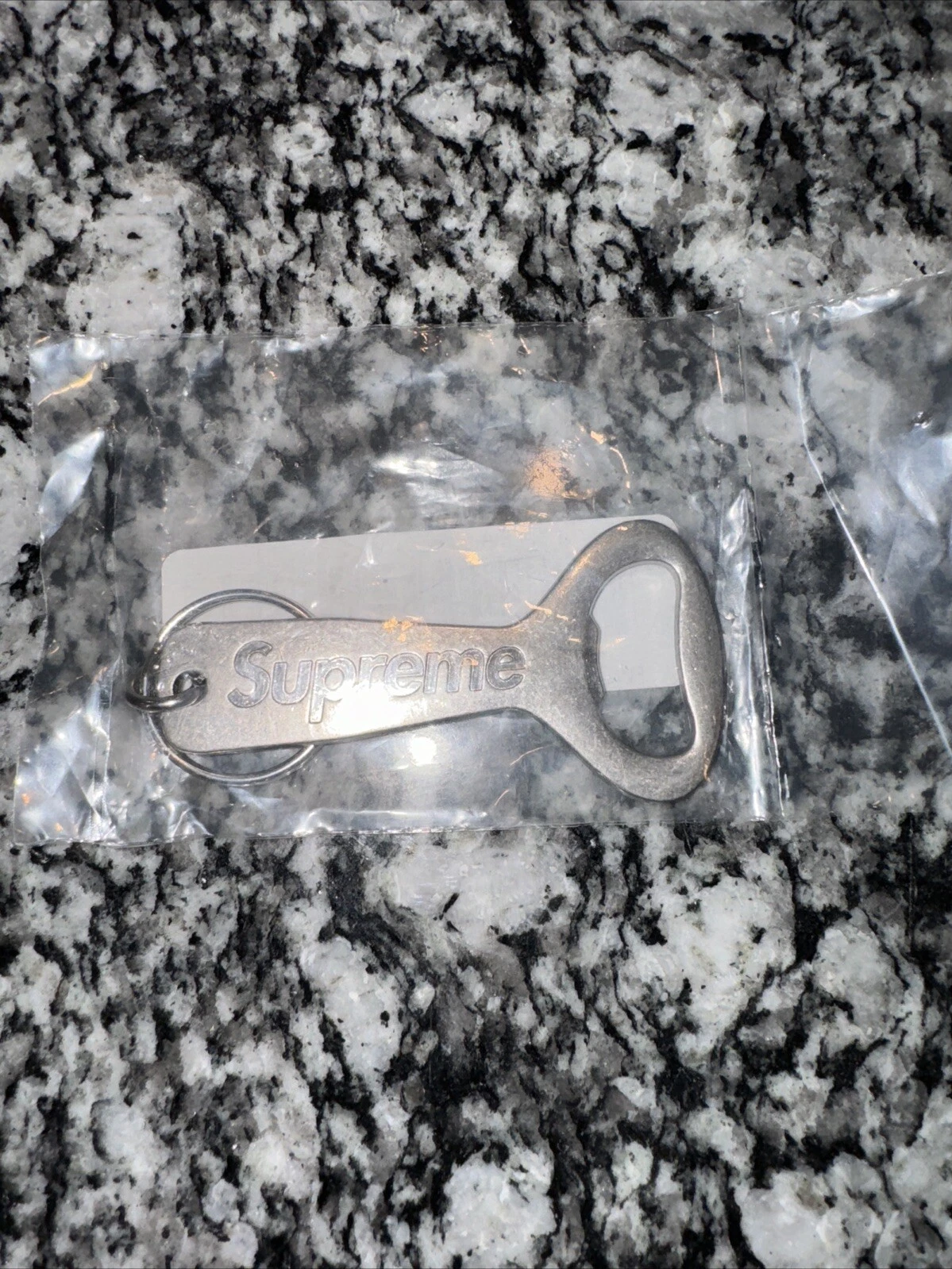 Porte clés ouvre bouteille Supreme FW24