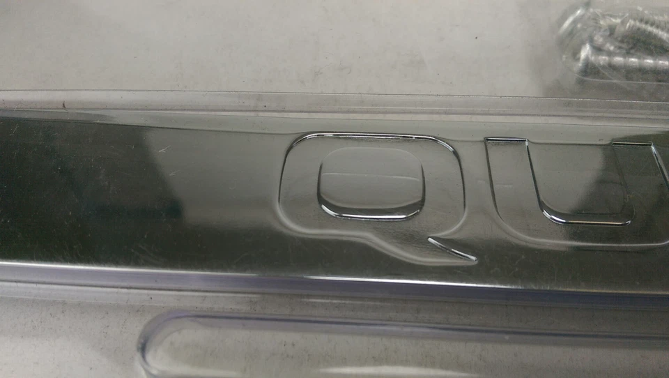 Nuevo marco de licencia de metal con tapa de rosca grabada cromada letra Nissan Quest Foto 3 de 4