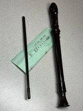 Suzuki Soprano SRE-500 Recorder with case, cleaning rod and Fingering Chart