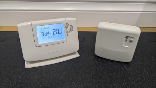 Honeywell CM927 Funkthermostat CMS927B1049 mit Standfuß und Empfänger