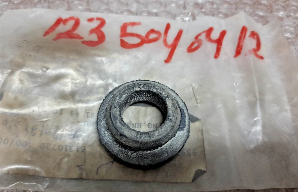 ORIGINAL Mercedes-Benz W123 radiator rubber mount grommet A1235040412 - Изображение 2 из 2