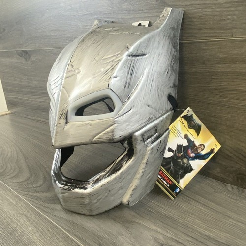 Batman v Superman Dawn of Justice Kid's Armored Batman Light Up Mask - Picture 3 of 7
