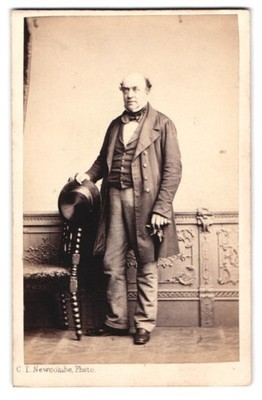 Fotografie C. T. Newcombe, London, Fenchurch Street 135, Porträt eines stehende 