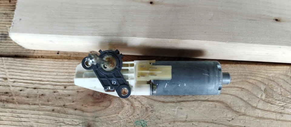 ПРИВОД ДВИГАТЕЛЯ ПОДГОЛОВНИКА ПЕРЕДНЕГО ПРАВОГО СИДЕНЬЯ BMW E93 E64 3 СЕРИИ 6 ТРАНСФОРМЕР 2000-13 - Изображение 3 из 4