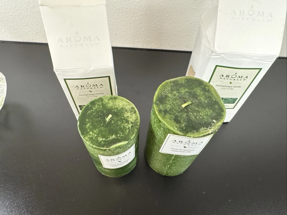 2 velas de pilar de aceite esencial de enebro, abeto y albahaca de vacaciones Aroma Naturals Foto 2 de 4