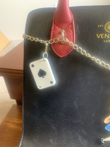 Cartera Vendula Londres 2003 Alicia en el País de las Maravillas Usada Falta 1 Dije - Imagen 5 de 8