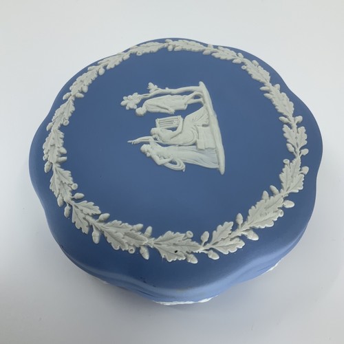 VTG Scalloped Edge Porcelain Wedgewood Blue Jasperware Trinket Dish With Lid 5" - Picture 6 of 10