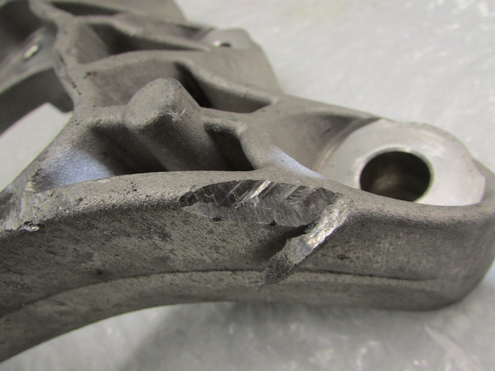2014-2016 MASERATI QUATTROPORTE &GHIBLI TRANSMISSION MOUNT BRACKET OEM670003632