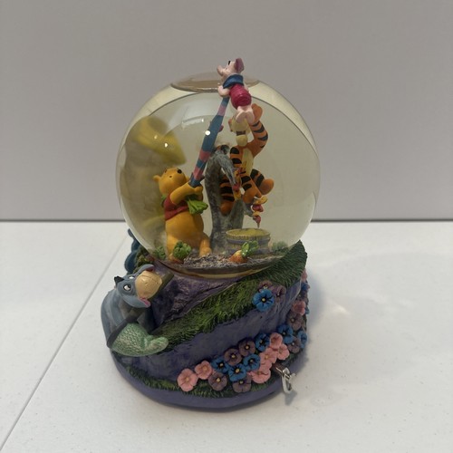 Music Box Vintage Disney Winnie The Pooh Blustery Day Snow Globe Non Funzionante - Foto 2 di 5