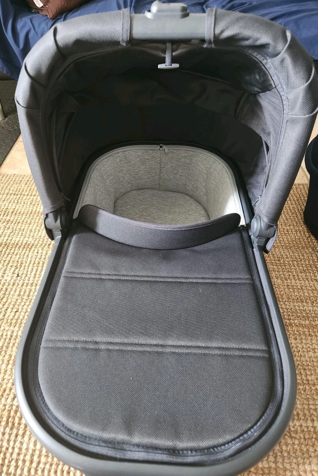 UPPAbaby Bassinet V2-Jake (Black/Carbon) + bug net GREAT CONDITION **Fast Ship** - Image 2 of 4
