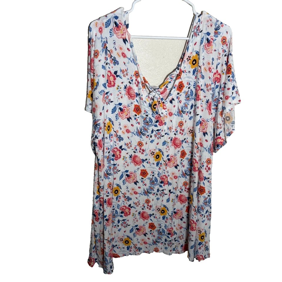 Camiseta para mujer Lane Bryant 22/24 floral swing manga corta floral lazo trasero Foto 2 de 4