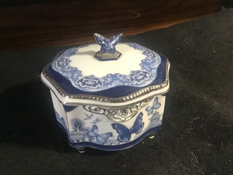 Flights of Fancy Blue Willow Music Box " What a Wonderful World Bradford Exchan