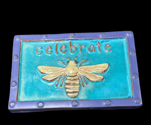 Eartha handgefertigte Fliese: "CELEBRATE" Wandbildfliese / Wandbehang Biene Insekt Fliege
