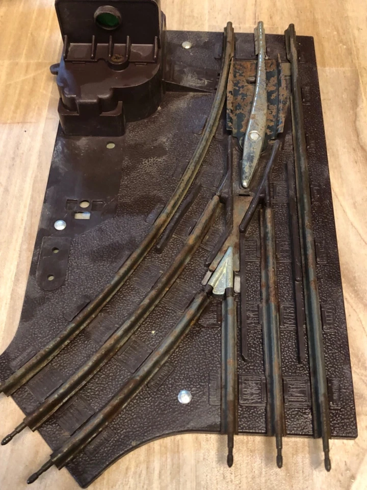 Vintage Lionel Train Tracks .27 Gauge 13Straight,23Curves 1 green and red switch - Image 3 of 4