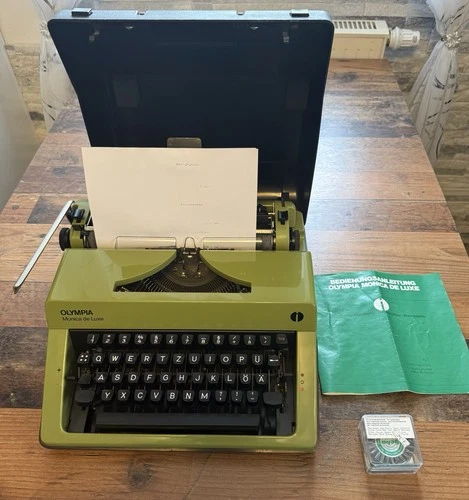 Olympia Monica de Luxe Schreibmaschine im Koffer