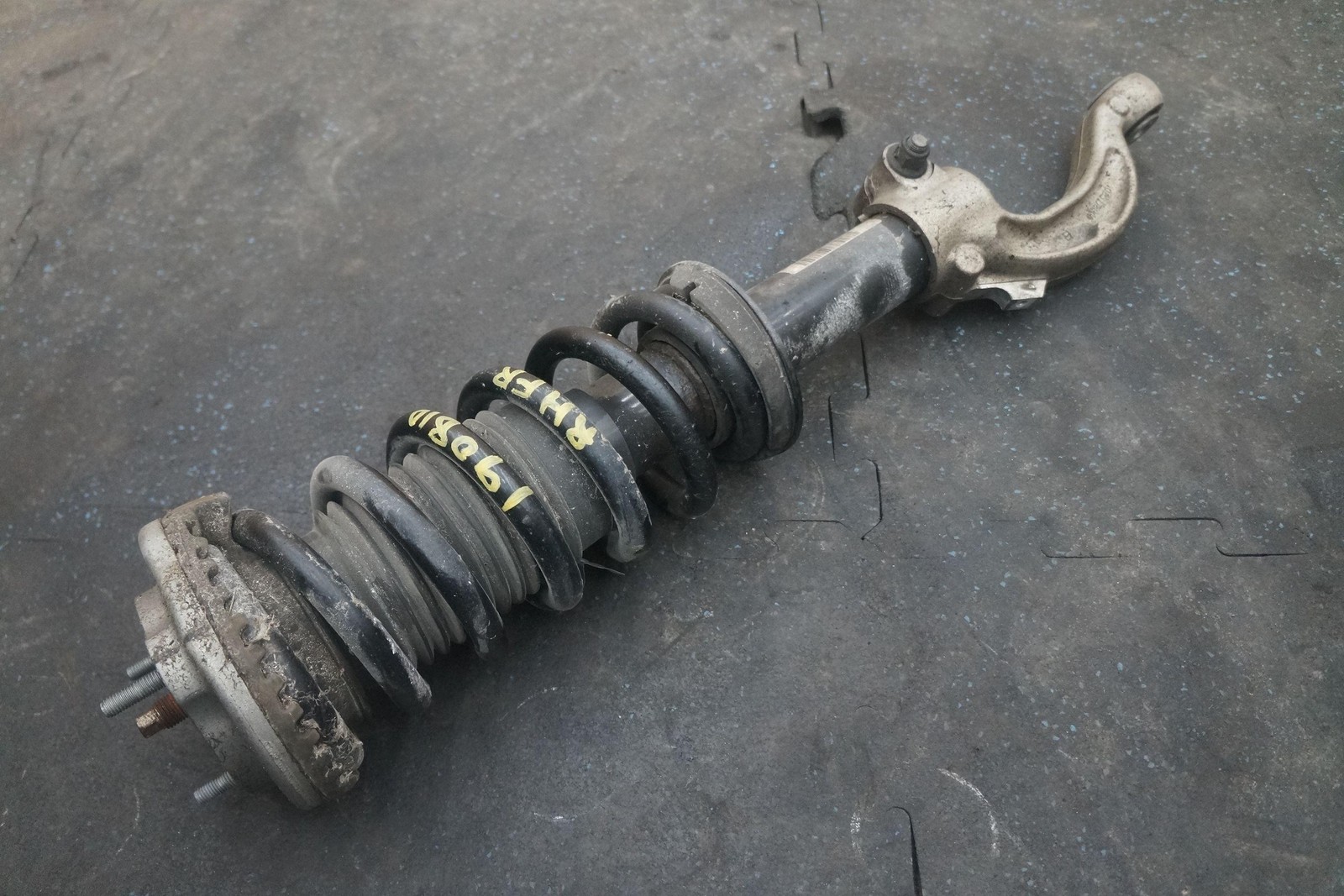 Left or Right Performance Shock Spring Strut 670008111 670030334 Maserati Ghibli