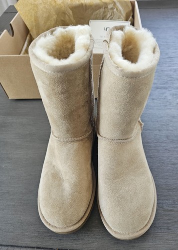 Autentici STIVALI DA DONNA UGG CLASSIC CORTI 5825 PELLE DI PECORA IN SABBIA taglia 5 nuovi con scatola - Foto 2 di 7