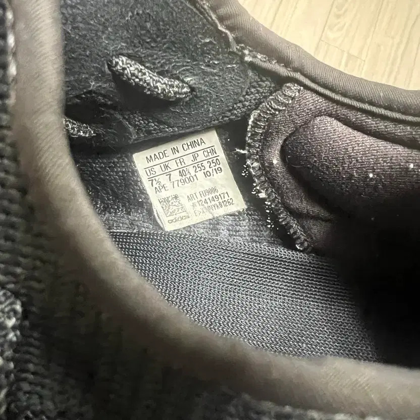 Adidas Yeezy Boost 350 V2 Triple Black Size 255 Shoes Excellent thumbnail 3