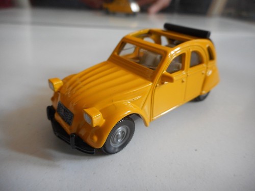 Siku Citroen 2CV6 in Gelb