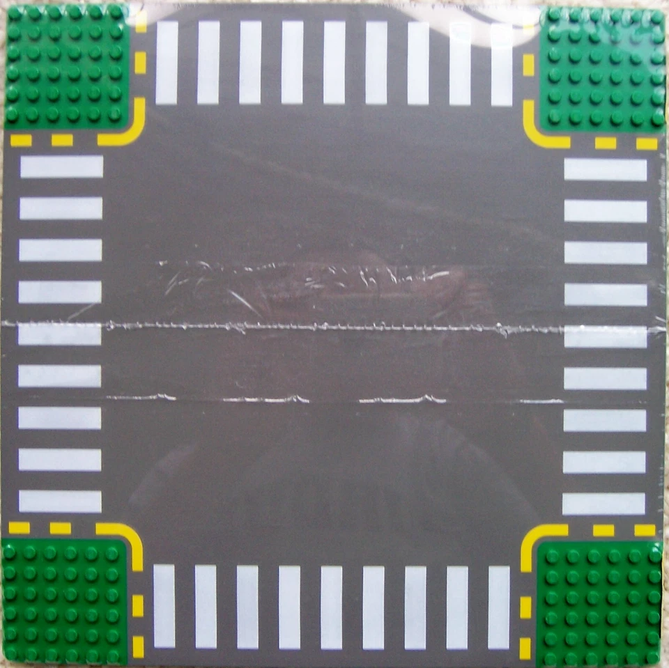 LEGO Town City 4111 Cross Road Plates NEW Intersection Baseplate Green 6-Stud - Image 2 of 2