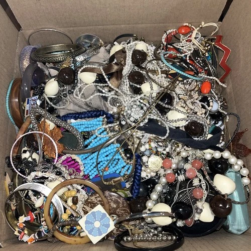 New ListingNice Costume Jewelry Vintage To Now Lot - 20 Lbs, Nice Wearable #2