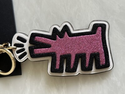 国内即発! Keith Haring コーチコラボ バッグチャーム 28585 NEW COACH X KEITH HARING PINK GLITTER BARKING DOG BAG CHARM