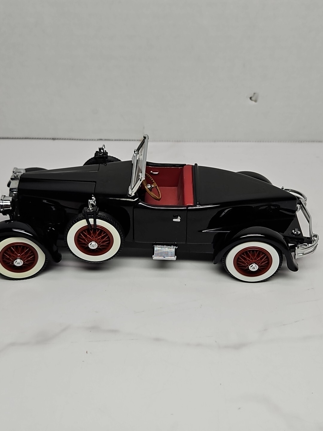 Danbury Mint 1927 Stutz Black Hawk Boat Tail Speedster 1/24 Scale Black & Red