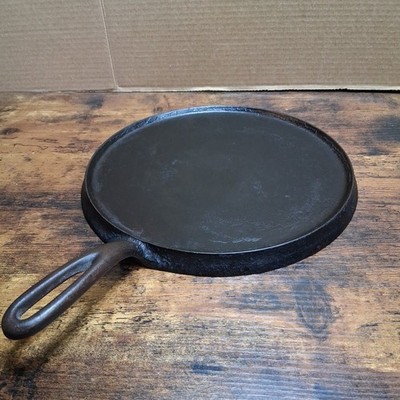 Favorite Piqua Ware #9A Smiley Logo Cast Iron Griddle