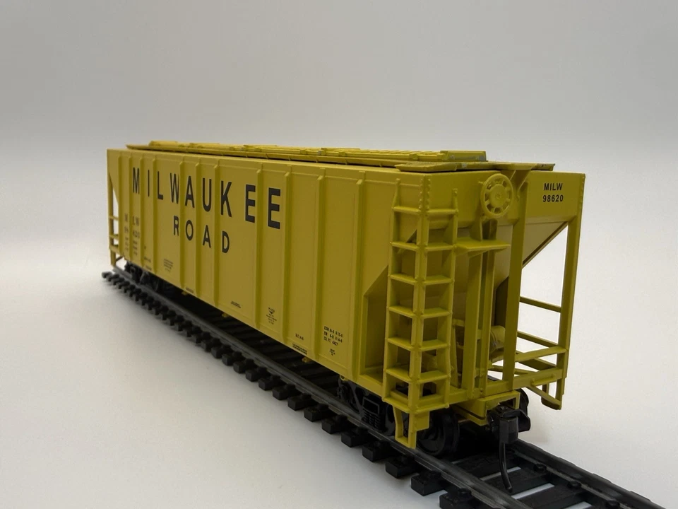 HO Athearn Milwaukee Road 3-Bay Covered Hopper MILW 98620 – Kadee Couplers - Image 2 of 4