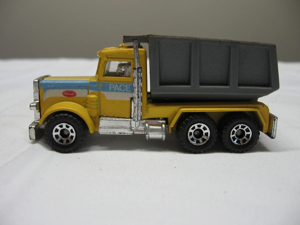 Camión de volteo Matchbox 1981 1:80 Peterbilt Yellow Pace construcción - Macao Foto 2 de 4