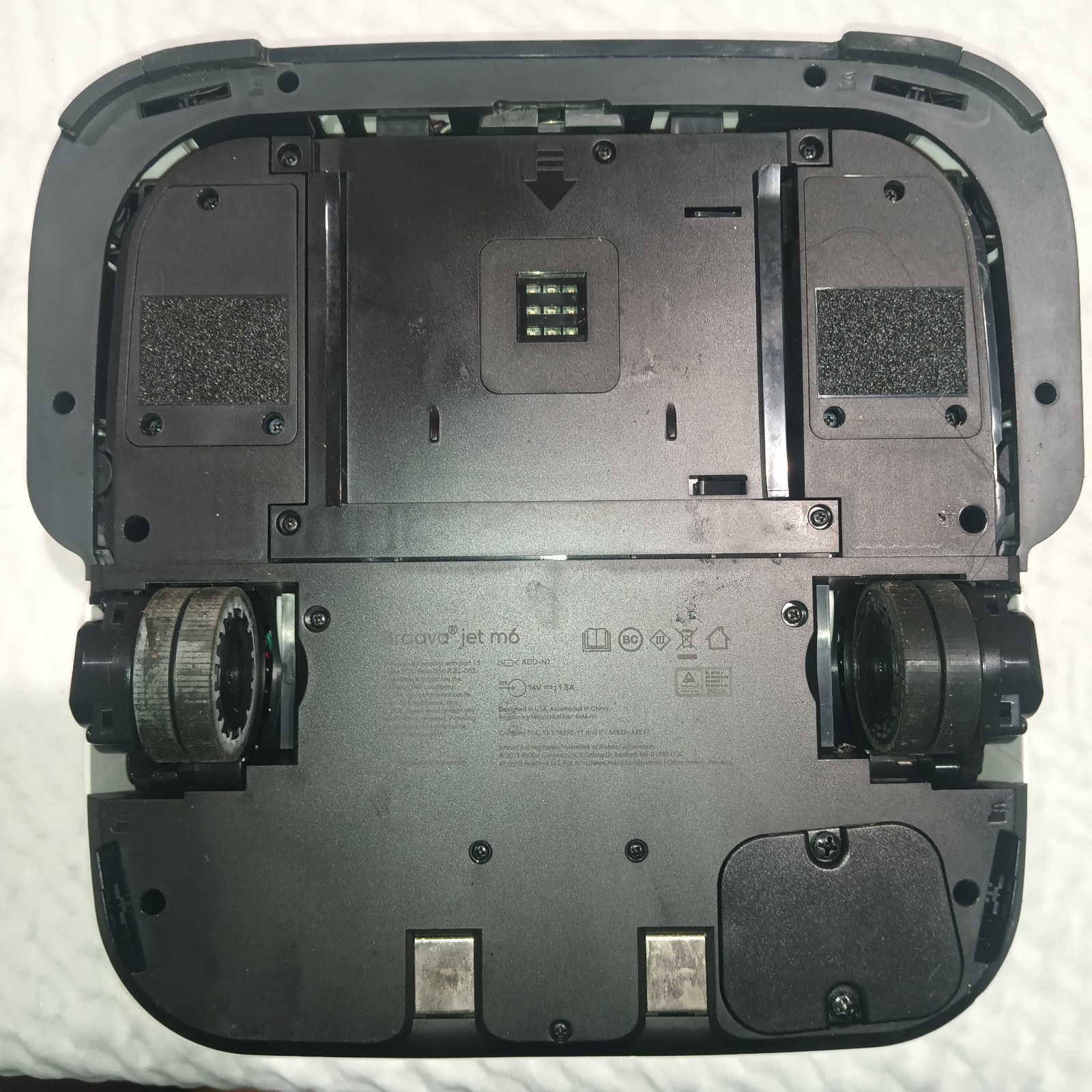 iRobot Braava Jet M6 (6110) Ultimate Wi-Fi Connected Robot Mop