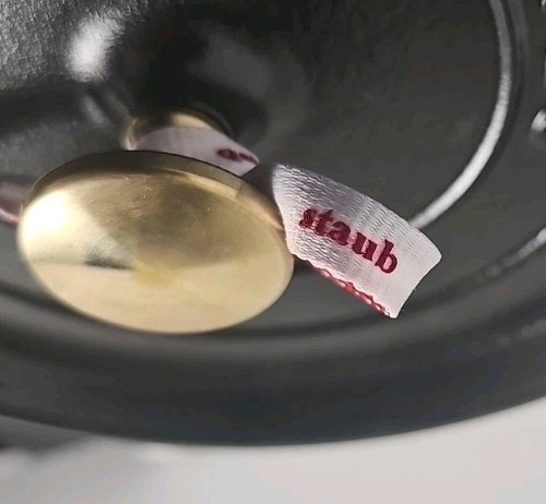 Staub emailliertes Gusseisen 5qt hoch - schwarz (reg. 360€) - Bild 8 von 8