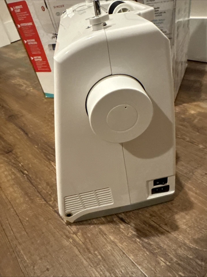 SINGER STYLIST 7258 COMPUTERIZED SEWING MACHINE - PREOWNED -W/BOX. No Foot Pedal - Image 4 of 4