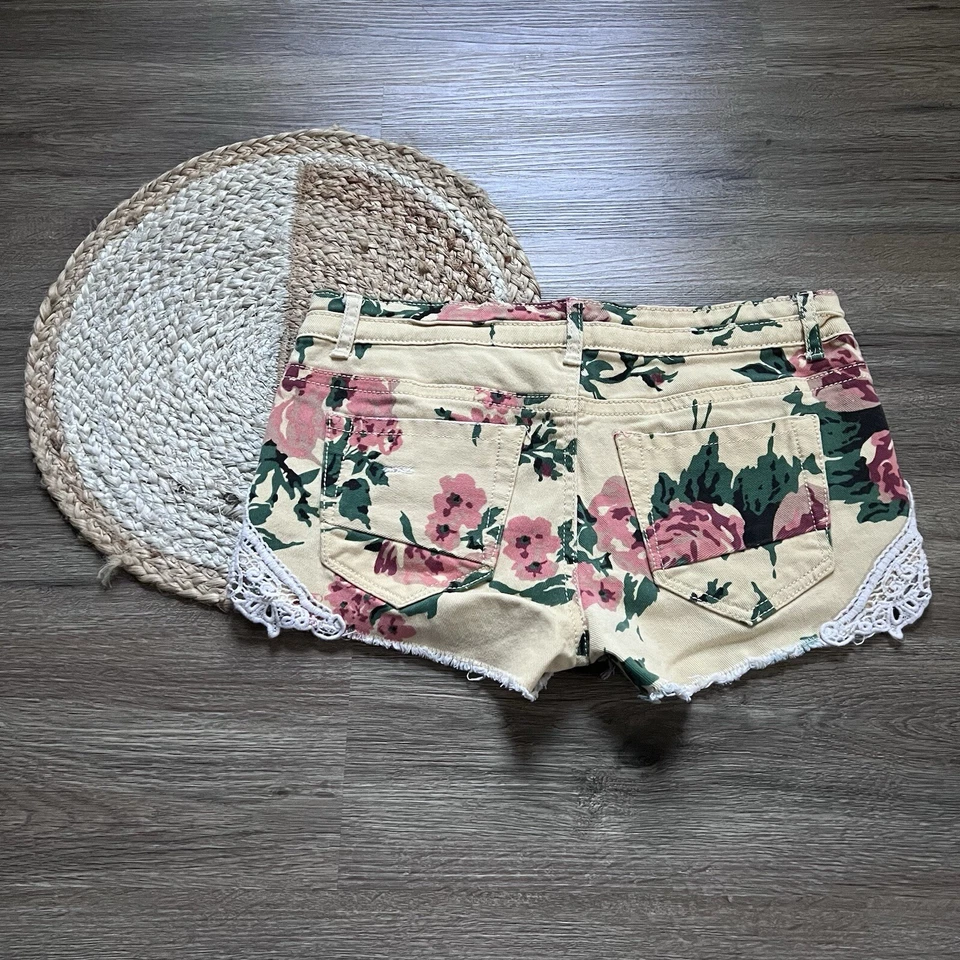 Pantalones Cortos RUE21 Estampado Floral Corte Encaje Foto 4 de 4