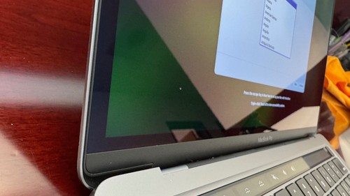 Apple MacBook Pro 13" 2020(256GB, M1, 8GB)Space Gray - Chip on screen - Afbeelding 4 van 6