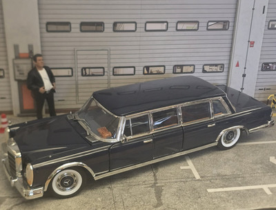 Sunstar Mercedes 600 Limousine Modellauto schwarz, Maßstab 1:18
