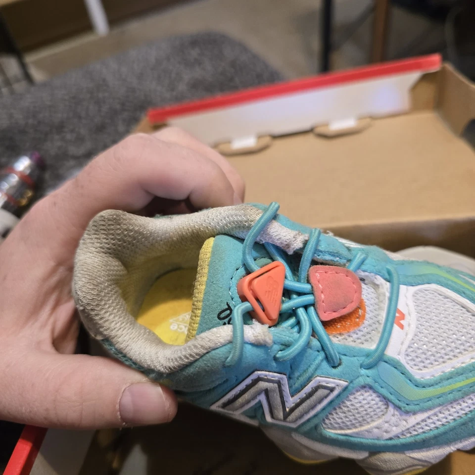 Infant New Balance 9060 DTLR Exclusivo Cian Burst Talla 5C SIN CAJA Foto 2 de 4