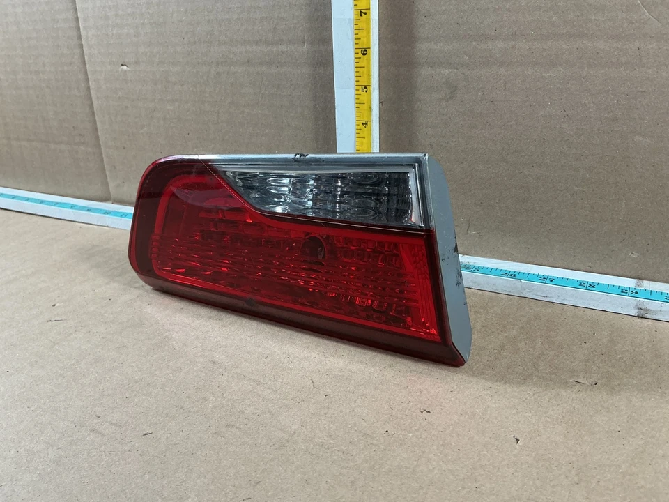 Luz trasera izquierda montada en la tapa del maletero del lado del conductor Kia Forte Koup 2010-2013 Foto 2 de 4