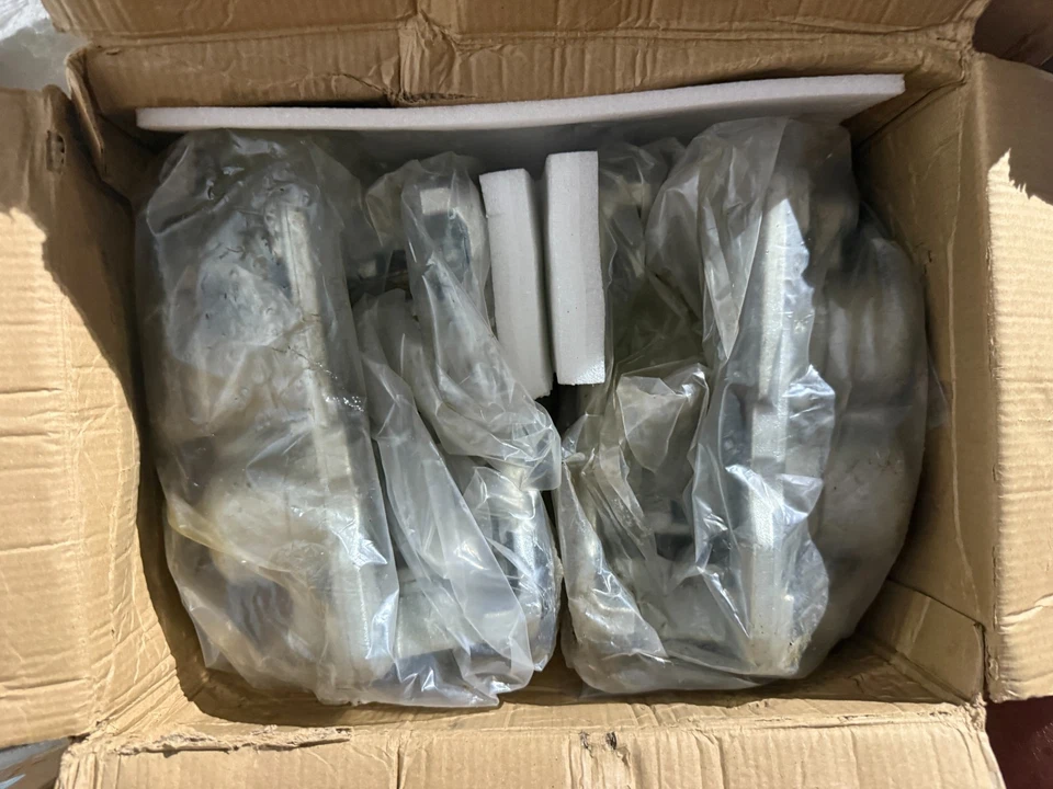 Pinzas de freno traseras 2 piezas para Escalade Sierra Astro Silverado 18B4728 18B4729 Foto 2 de 4