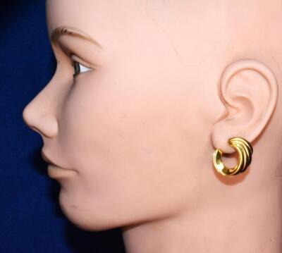 Monet Signed Gold Ton Glanz Poliert CRESCENT Form Clip-On Ohrringe