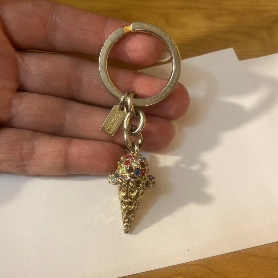 Llavero Coach 3D Cono de Helado Dorado Multi Pavimento Cristal Faltan Piedras Foto 2 de 4