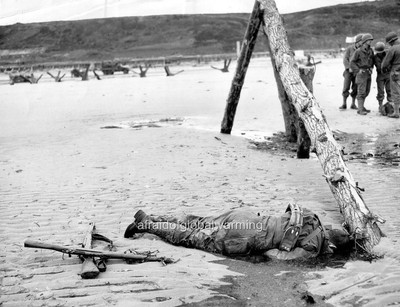 Photo Ww2 Normandy Omaha Beach After D Day Dead American Gi