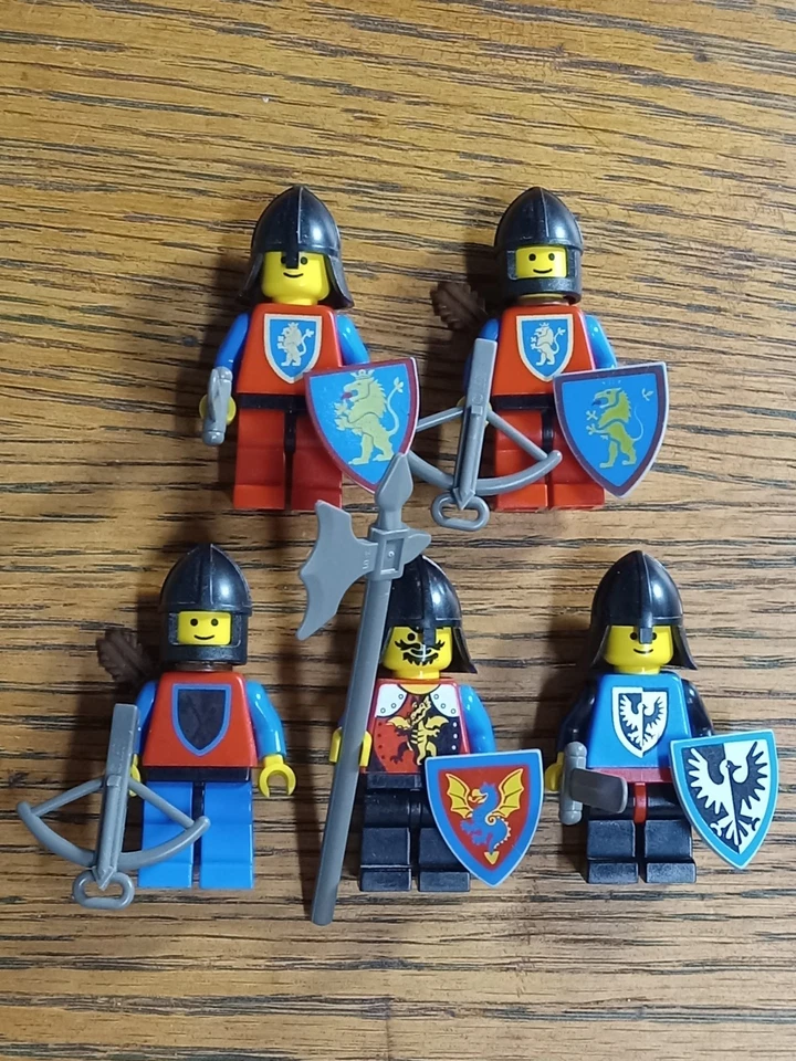 Lego Classic Castle Knights Minifigure Lot Wolfpack Cape Shield Plume  Crusader - Image 2 of 4