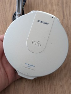 SONY ポータブルCDプレーヤー D-NE10 SONY D-NE10 Atrac3plus Mp3 Walkman CD Player Silver Tested With
