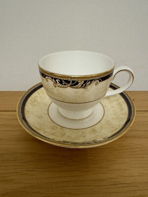 WEDGEWOOD ''CORNUCOPIA'' BONE CHINA TASSE & UNTERTASSE. NEU