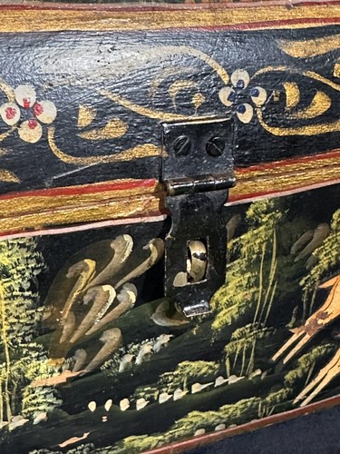 Ancien coffre indien à couvercle en bois peint à la main - Photo 4 sur 11