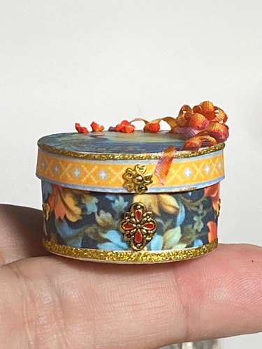 Artisan Paon Bleu Couture Hutschachtel 1:12 Puppenhaus Miniatur signiert OOAK '24 - Bild 16 von 21