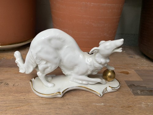 Schöne Fraureuth Jugendstil Figur, Windhund mit Goldkugel