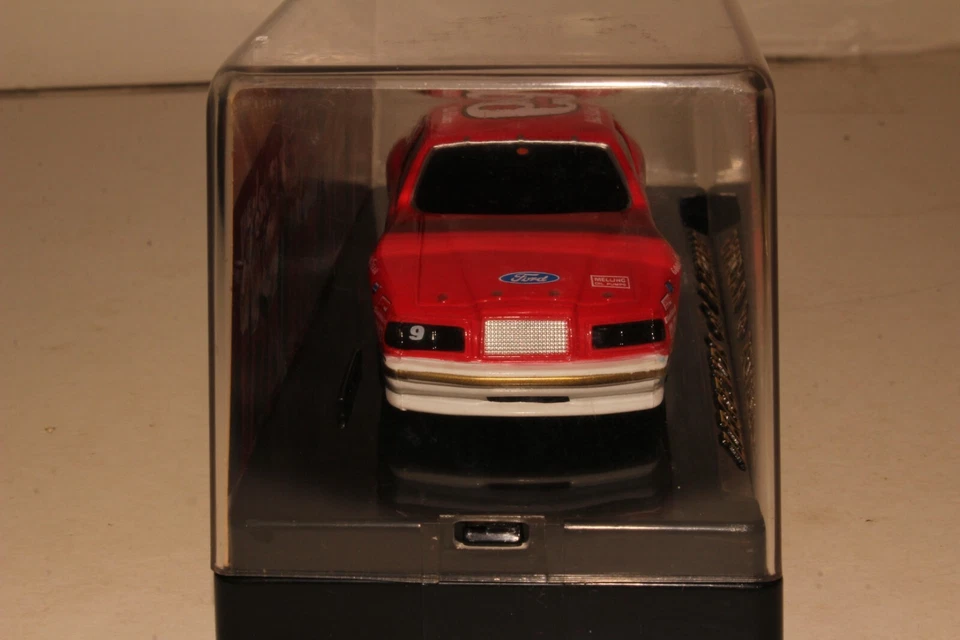 Ford Thunderbird 1985 escala 1:43 Nascar Legends of Racing Bill Elliot Foto 4 de 4